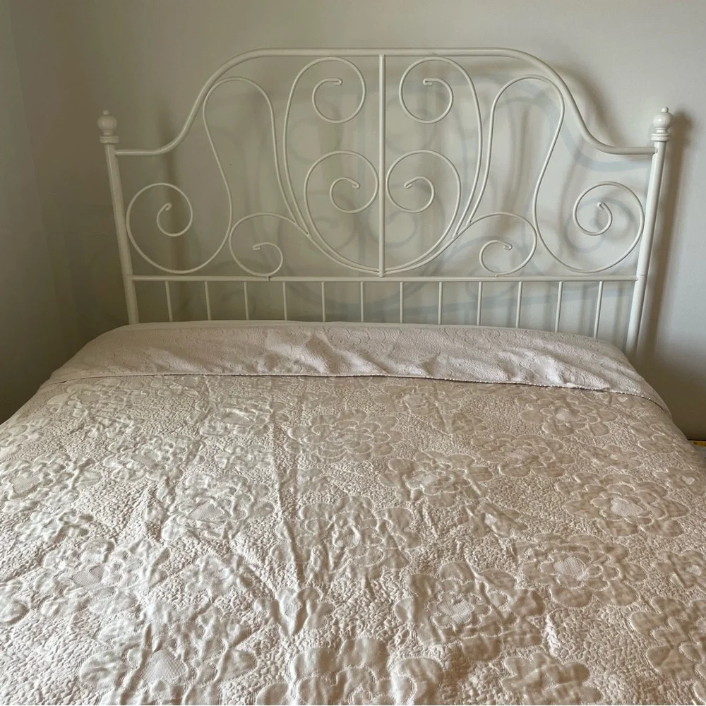 Vintage Cottagecore cream, color, quilted bedspread Approximately 92” X 94”